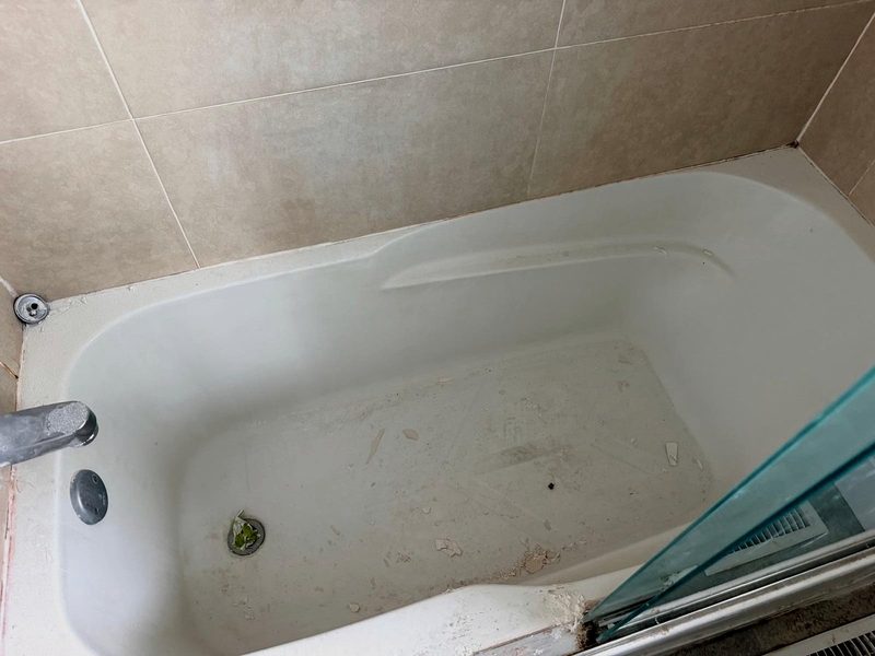 Bathtub before cleaning